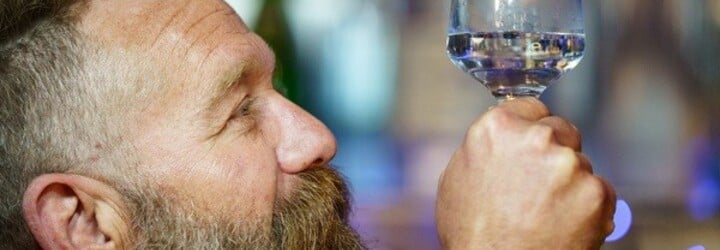 Voda dražší než víno? Restaurace si účtuje 500 korun za láhev luxusní minerální vody