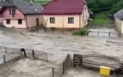 Voda zaplavila celou obec na východě Slovenska. Odnáší i auta