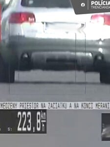 Vodič Audi sa chcel pretekať, až neskoro zistil, že vyzval diaľničnú políciu. Za rýchlosť 223 km/h ho okamžite potrestali