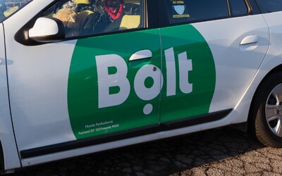 Vodič Boltu v Košiciach údajne narazil do matky s dcérou na priechode pre chodcov. Z miesta činu ušiel