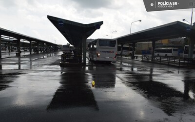 Vodič autobusu v Košiciach ťahal po ceste chodkyňu. Ženu zachytenú o prednú nápravu si všimol po tom, čo prešiel 200 metrov
