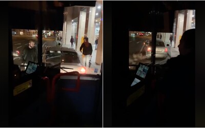 Vodič bratislavskej MHD takmer minútu trúbil na taxík, ktorý mu stál v ceste. Cestujúci len krútili hlavami