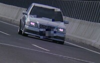 Vodič na staršom Mercedese po diaľnici v Bratislave uháňal viac ako 200 km/h. Trest od policajtov ho nepotešil