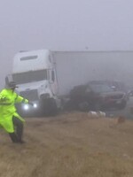 Vodič nákladiaka pri jazde v hmle spôsobil nehodu a zranil dvoch ľudí. Dramatické chvíle zaznamenala kamera