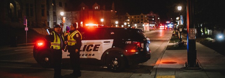 Řidič v USA vjel do vánočního pochodu. Zabil nejméně 5 osob, dalších 40 zranil 