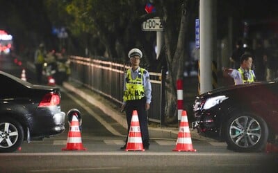 Vodič vrazil do športového centra v Číne. Zabil 35 ľudí a z miesta činu ušiel