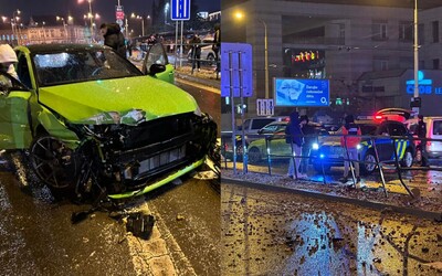Vodič zeleného audi v Košiciach vrazil do výkladov nákupného centra. Ľudí na zastávke takmer zasiahla odtrhnutá časť auta