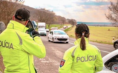 Vodiči by dnes mali byť opatrní. Na ceste bude viac áut aj policajtov