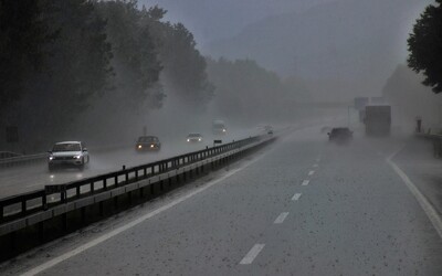 Vodiči, pozor. Na diaľnici D1 dnes ráno šoférov ohrozuje veľké riziko akvaplaningu, v úseku pod Tatrami padá hustý dážď