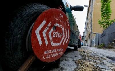 Vodiči, pozor. Zákaz parkovania na chodníkoch začína platiť už o pár dní, bratislavská mestská polícia zverejnila detaily