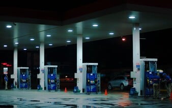 Vodiči v Nemecku tankovali palivo za 1 cent. Za pár hodín bolo odčerpaných až 3 000 litrov
