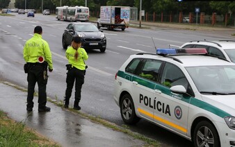 Vodičov čakajú na cestách nové policajné kontroly. Parlament schválil novelu, ktorá prinesie veľké zmeny