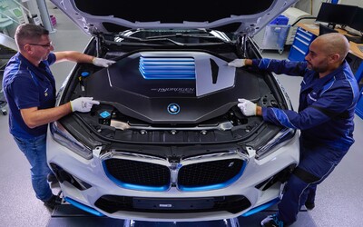 Vodíkové BMW iX5 Hydrogen vstúpilo do malosériovej výroby. Na pohľad prítomnosť palivových článkov nerozpoznáš