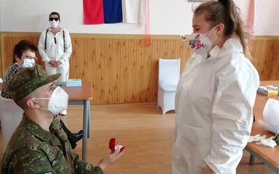 Vojak požiadal zdravotníčku o ruku priamo na odberovom mieste. Snúbencom gratuloval minister obrany Naď
