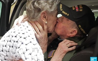 Válečný veterán se se svou milovanou setkal po 75 letech. Na dojemném setkání zavzpomínali i na druhou světovou