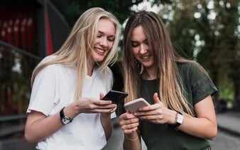 Volební Tinder tě matchne s politikem či političkou, kteří mají stejné názory. Jak funguje?