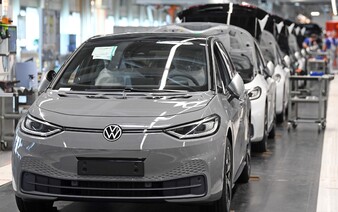 Volkswagen zvažuje zníženie výplat zamestnancov a zmrazenie ich rastu. Spoločnosť chce ušetriť 4 miliardy eur