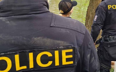 Vražda u Kyjského rybníka: Přiznal se k ní muž, který předtím zaútočil sekerou na ženu s kočárkem