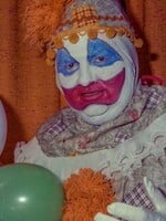 Vraždiaci klaun Gacy: Zabil a znásilnil desiatky dospievajúcich chlapcov. Obete buď uškrtil, utopil vo vani, alebo udusil penisom