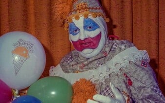 Vraždiaci klaun Gacy: Zabil a znásilnil desiatky dospievajúcich chlapcov. Obete buď uškrtil, utopil vo vani, alebo udusil penisom