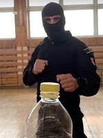 Vrchnák z fľaše v rámci výzvy odkopáva aj slovenská polícia, mesiac po ostatných