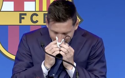 Kapesník, kterým si Messi při loučení s Barcelonou otíral slzy, je na prodej. Stojí přes 20 milionů korun