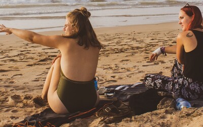 Všechna těla jsou plážová těla: Španělské ministerstvo pro rovnost zahajuje letní kampaň