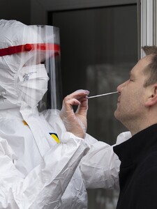 Všetci zamestnanci v Česku sa budú musieť testovať dvakrát týždenne antigénnymi samotestami
