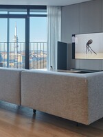 Vstúp s nami do minimalistického bytu so žižkovskou televíznou vežou v obývacej miestnosti