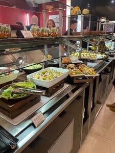 Výborné chlebíčky, málo vegetariánských pokrmů a česká klasika. Který volební štáb měl nejlepší raut?