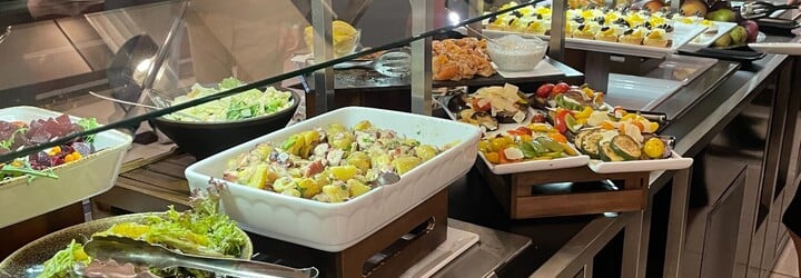 Výborné chlebíčky, málo vegetariánských pokrmů a česká klasika. Který volební štáb měl nejlepší raut?