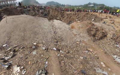 Výbuch v Ghaně srovnal se zemí stovky domů. Nejméně 17 lidí zemřelo