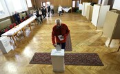 Výbušný důchodce na jihu Slovenska přerušil volby a poškodil urnu