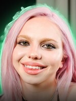 Vycházející hvězda Adéla: „Sdílela mě i Grimes. Chtěla bych feat s mámou.“