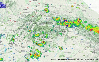 Východ Slovenska sa zmieta v silných búrkach a krupobití
