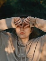 Vyciciavajú ti energiu, stále sa sťažujú a rozprávajú len o sebe. Ako sa chrániť pred emocionálnymi upírmi?