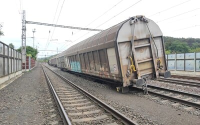 Vykolejený vlak Kralupy: Hlavní koridor do Německa bude omezen až do pondělí.