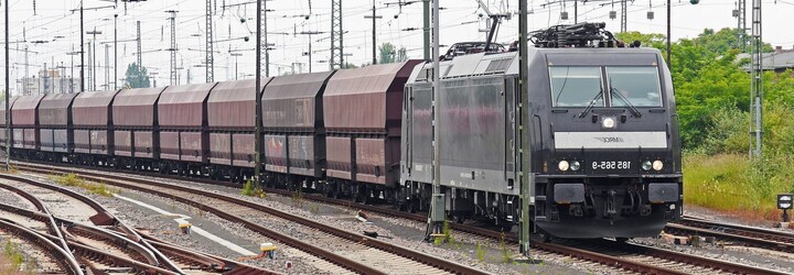 Vykolejený vlak u Kralup omezil desítky spojů. Omezení skončí až v poledne 