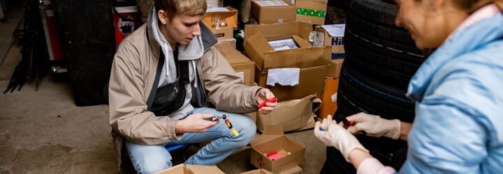Vyrábí nabíječky pro armádu z Elf barů. Jedna zachránila i život, tvrdí dobrovolníci z Ukrajiny