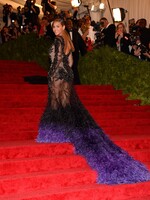 Výrazne odhalená Beyoncé, Rihanna v pápežskom rúchu aj Kanye West. Vybrali sme najlepšie outfity z Met Gala za posledných 30 rokov