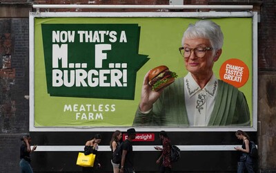Výrobce veganských burgerů provokuje masožravce zdánlivě vulgární reklamou. Kampaň stála přes 40 milionů korun