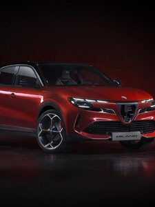 Výrobcovia Alfa Romeo Milano museli zmeniť názov nového modelu vozidla. Talianska vláda im totiž hrozila žalobou