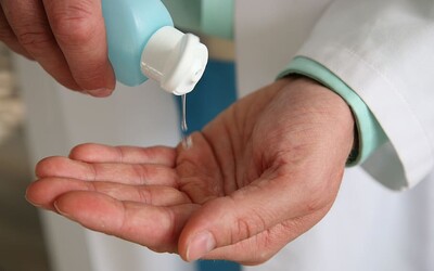 Výrobci dezinfekčních prostředků varují, aby je lidé nepili. Reagují na Donalda Trumpa