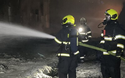 Výrobní halu v Turnově zachvátil požár. Škoda dosahuje desítek milionů korun