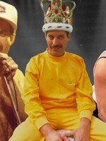 Výročí smrti zpěváka Queen Freddieho Mercuryho. Bariéry bourající styl jeho oblékání ovlivnily i dnešní rapovou scénu