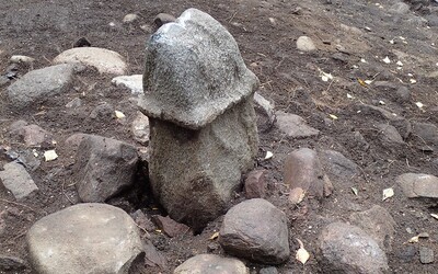Vyše 2500 rokov starý kameň v podobe penisu mohol byť oltárom na obetovanie zvierat