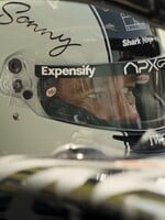 Vyšiel trailer k filmu F1, v ktorom zahviezdi Brad Pitt. S produkciou pomáhal aj Lewis Hamilton