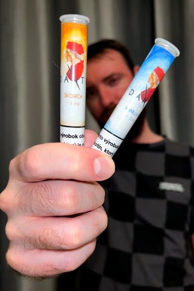 Vyskúšal som nikotínové špáradlá: Imitujú fajčenie a nepália v ústach. Odborník pred podobnými produktmi aj tak varuje