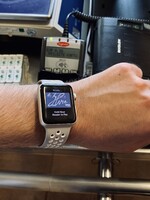 Vyskúšali sme Apple Pay. Ako reagovali predavačky, keď sme platili hodinkami a budú Slováci vôbec službu využívať?