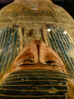 Výsledky CT vyšetrenia múmie odhalili neočakávané informácie. Detaily úmrtia aj veku sú iné, ako sa vedci domnievali